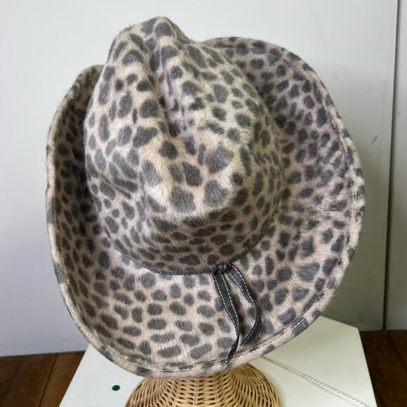 Women’s Eric Javits animal print fuzzy cowboy hat - Picture 4 of 5